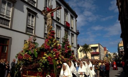 La procesión de las Mantillas llena de belleza el barrio típico de Vegueta