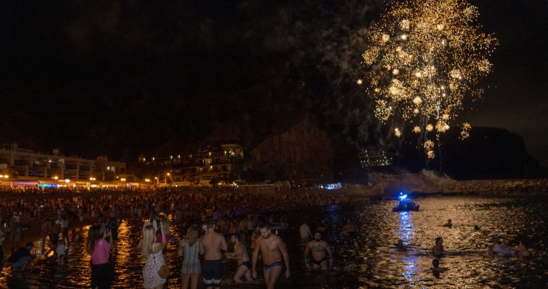 La Playa de Mogán vivió una multitudinaria Noche de San Juan
