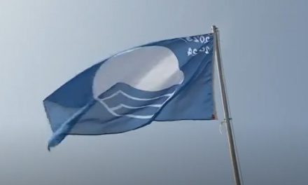 La Bandera azul ondea de nuevo en la playa de Maspalomas