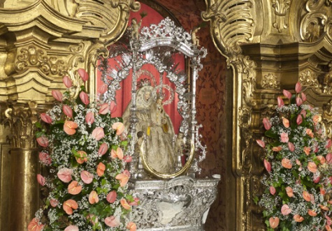 La Virgen del Pino luce ya con el manto de los Pinos