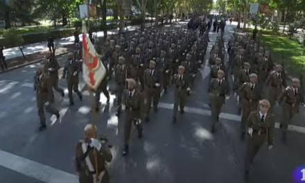 Imágenes del desfile del Regimiento de Infantería «Canarias 50» en el día de la Fiesta Nacional