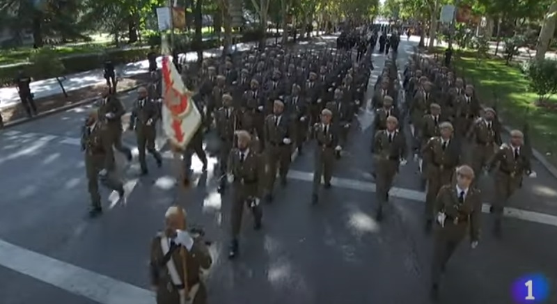 Imágenes del desfile del Regimiento de Infantería «Canarias 50» en el día de la Fiesta Nacional