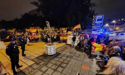 Una multitudinaria manifestación muestra su rechazo a la amnistía ante la sede del PSOE