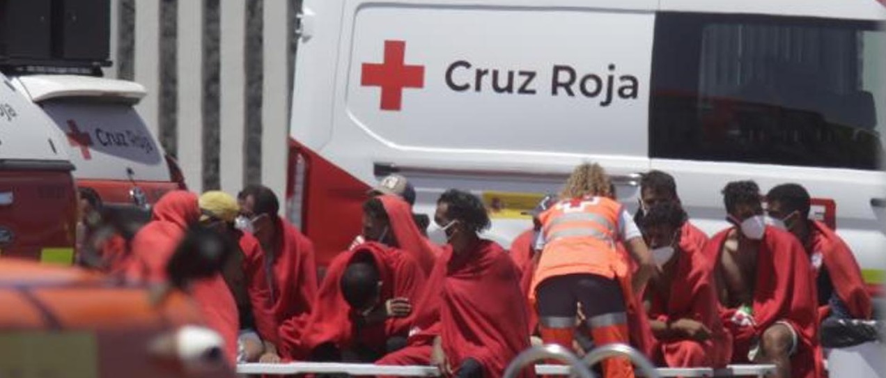 Fallecen un niño y un joven en un cayuco con 52 personas a bordo en el sur de Gran Canaria