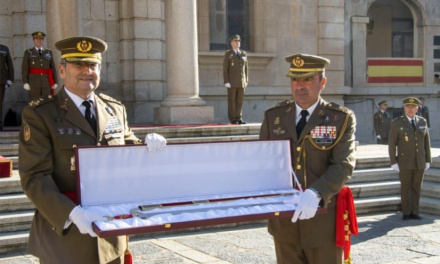 El teniente general Salom, jefe del Mando Aéreo de Canarias, recibe el premio «Gran Capitán»