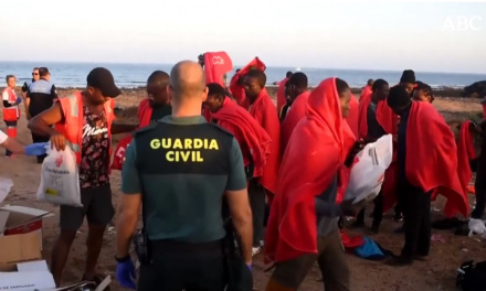 ¿Hasta cuándo? Otro cayuco más llega a Arguineguín con 68 inmigrantes ilegales a bordo.