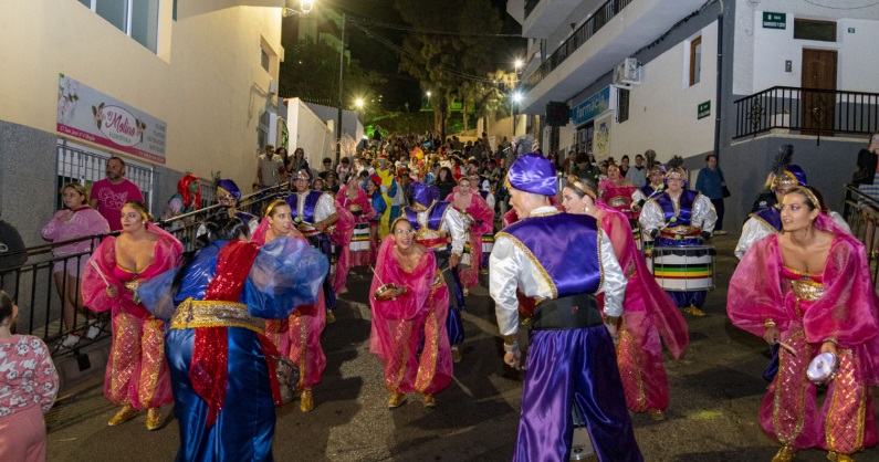 Los barrios de Mogán celebran en la calle la antesala del Carnaval