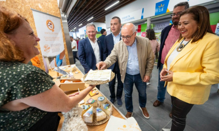 El Cabildo se reafirma su compromiso «con los hombres y mujeres del sector primario» en la VII Feria Europea del Queso en Guía