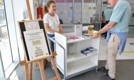 El Ayuntamiento promociona sus ediciones bibliográficas entre los usuarios de las Oficinas Municipales