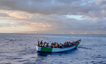 Los Gobiernos de España y Canarias pactan una reforma urgente para distribuir a menores migrantes