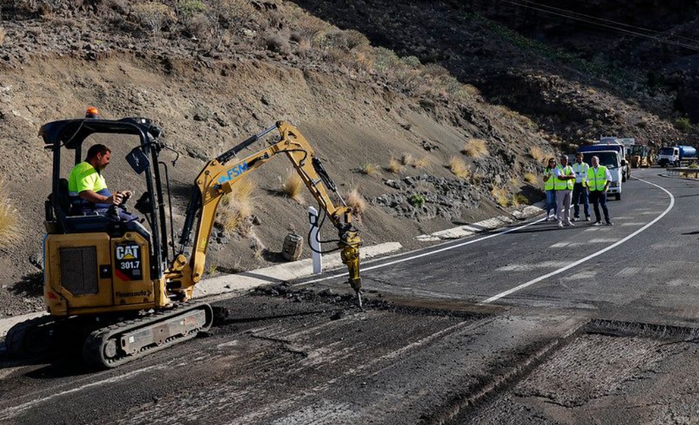 El Cabildo de Gran Canaria renueva parte del asfalto de la carretera entre La Aldea y Mogán