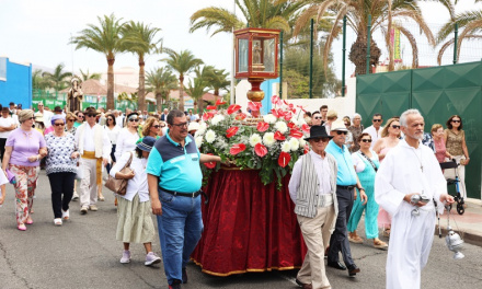 Devoción popular en la procesión de San Fernando