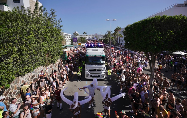 El desfile de carrozas de «Maspalomas Pride by Freedom» congregó a más de 95.000 personas