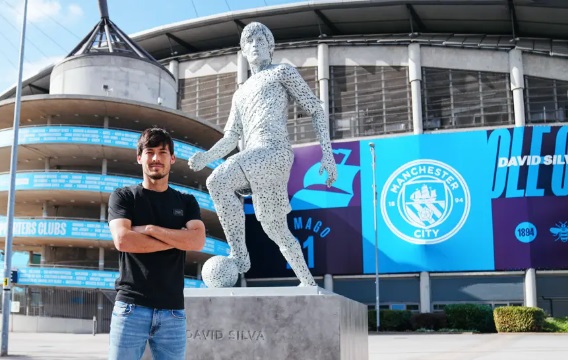 El Manchester City rinde homenaje a David Silva y levanta una estatua en su honor