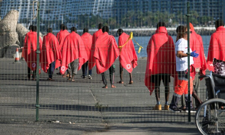 El cayuco de cada día llega a Arguineguín: 80 inmigrantes ilegales africanos más en Canarias