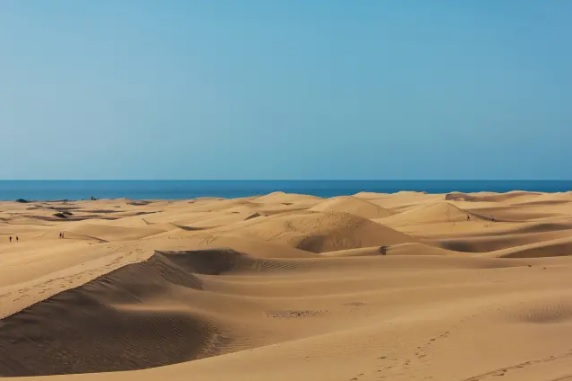 «La playa de Maspalomas, una de las mejores de Europa: Dunas de arena dorada y aguas turquesas»