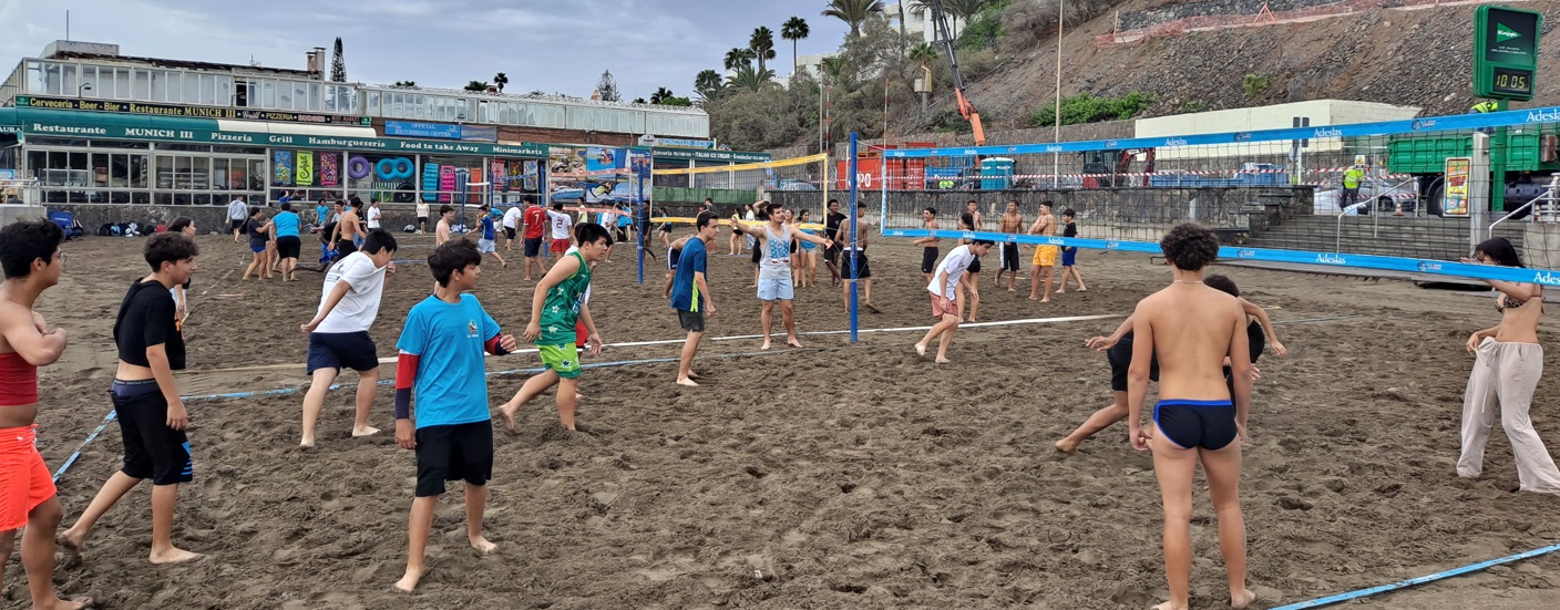 Los alumnos de los IES de Maspalomas se enganchan al voley playa en El Inglés
