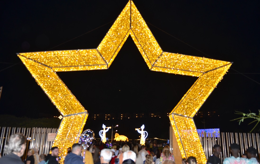 Ya brillan las llamativas luces de Navidad en San Bartolomé de Tirajana, en un acto multitudinario