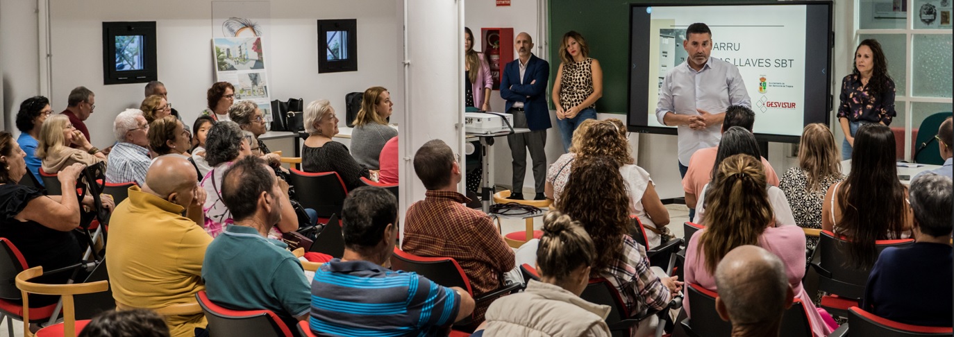 Marichal presenta a los vecinos de «Las Llaves» el proyecto de rehabilitación