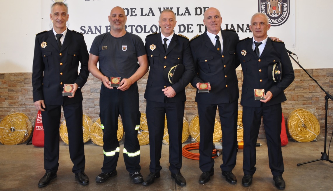 Maspalomas homenajea a sus cuatro bomberos con mayor antigüedad