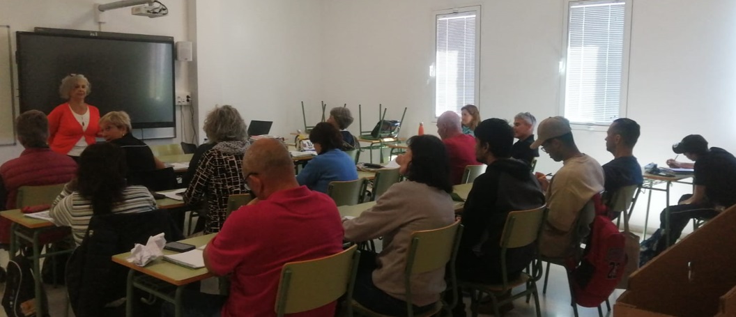 Carmen Cabrera imparte un taller de escritura creativa para la igualdad ante 200 alumnos en Maspalomas