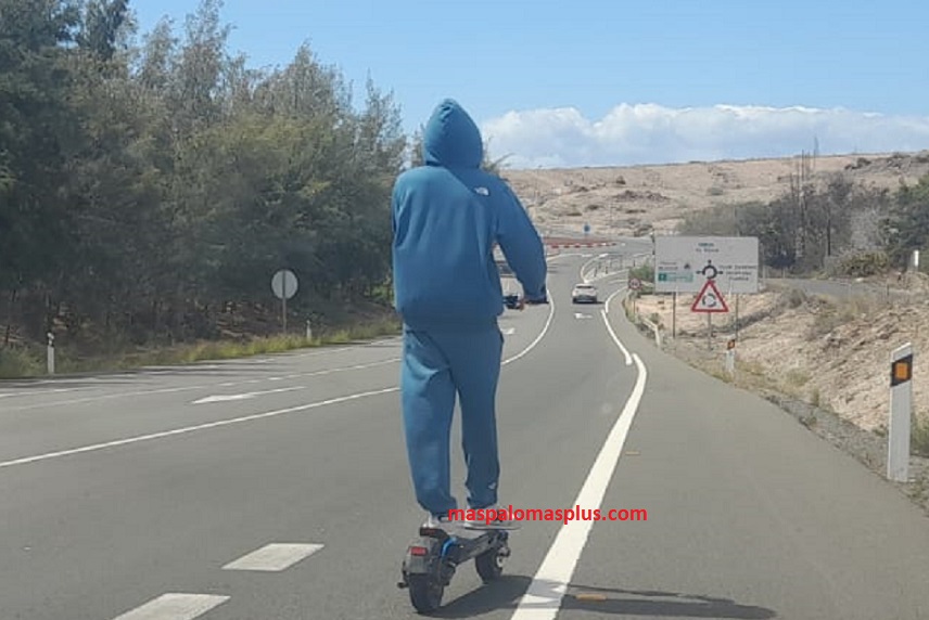 El peligro de un patinete circulando en la carretera Maspalomas-Pasito Blanco