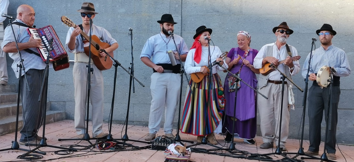 El folklore llena las calles del Cruce de Arinaga en la Romería de San Isidro