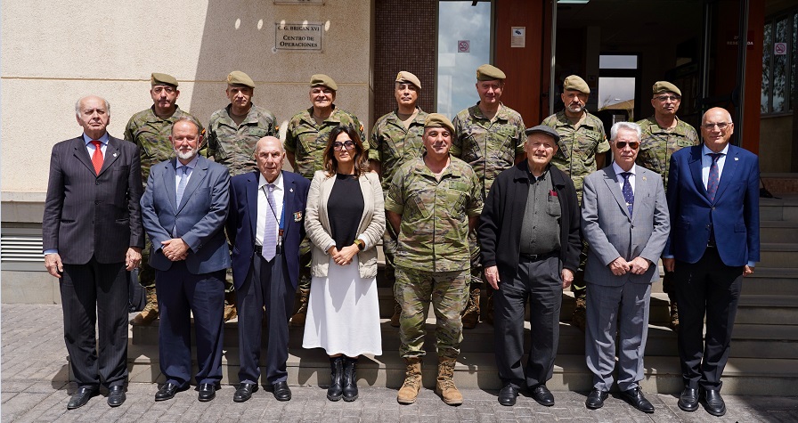 Los embajadores «Marca Ejército» visitan la Brigada «Canarias XVI»