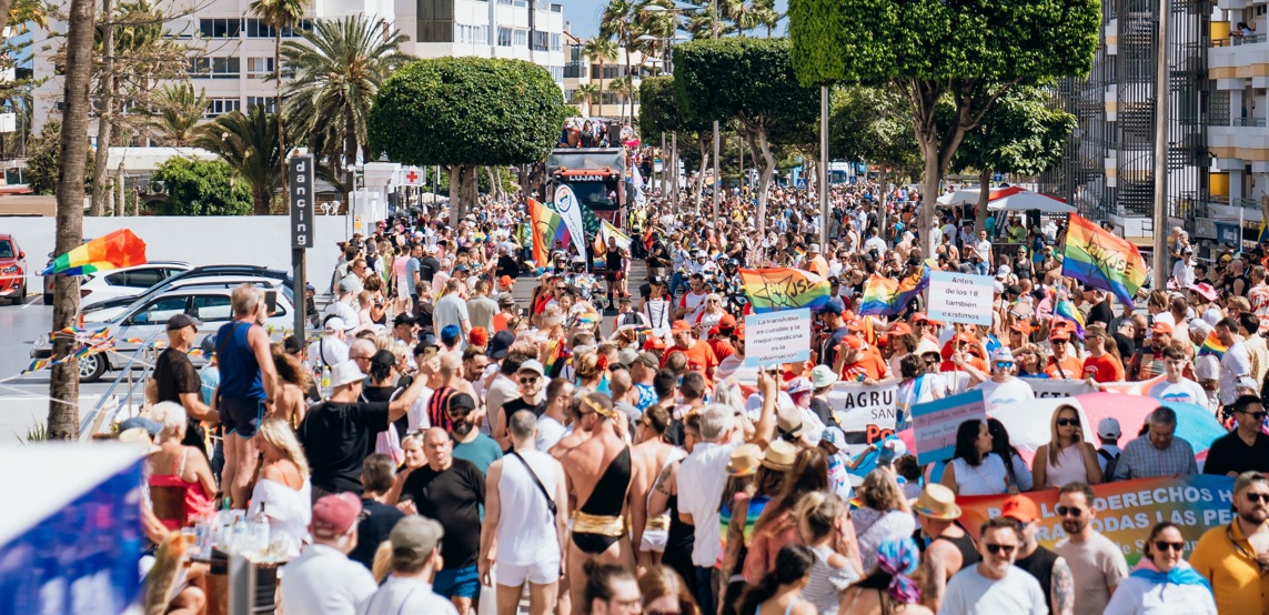 Más de 100.000 personas en el Desfile de Carrozas de Maspalomas Pride
