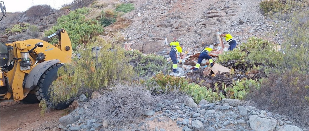Limpieza en la ladera de Lomo Gordo