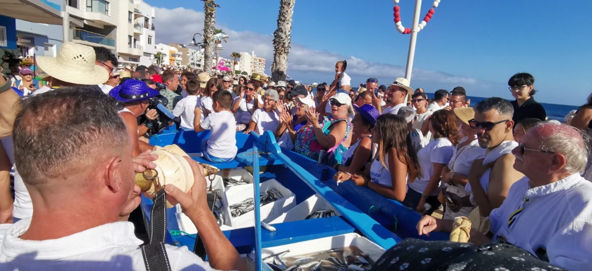 Miles de personas se dan cita en «La Vará del Pescao», en Arinaga