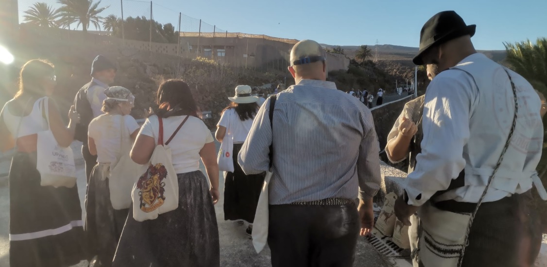 Miles de personas evocan el Camino del Millo en la 48 Traída del Gofio y del Agua