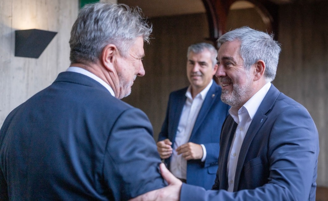 Clavijo a parlamentarios europeos en Canarias: «Nos sentimos más cerca a Europa que al Gobierno de España»