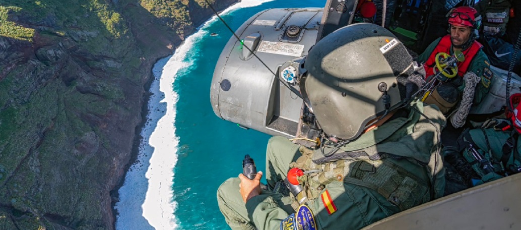 «El 802 Escuadrón, los ángeles de la guarda’ con base en Gando, vela por la seguridad de los pilotos del Ocean Sky 2025