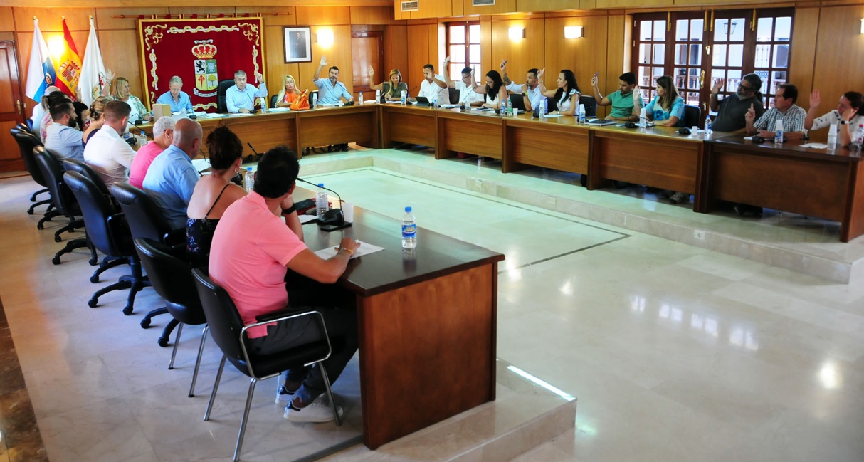 Real Academia Española: Tránsfuga, persona que abandona una organización política para pasarse a otra