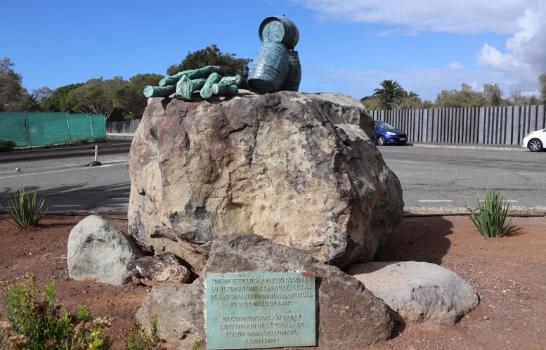 La escultura «Agua y leña» de Cristóbal Colón, vuelve a su lugar en Maspalomas