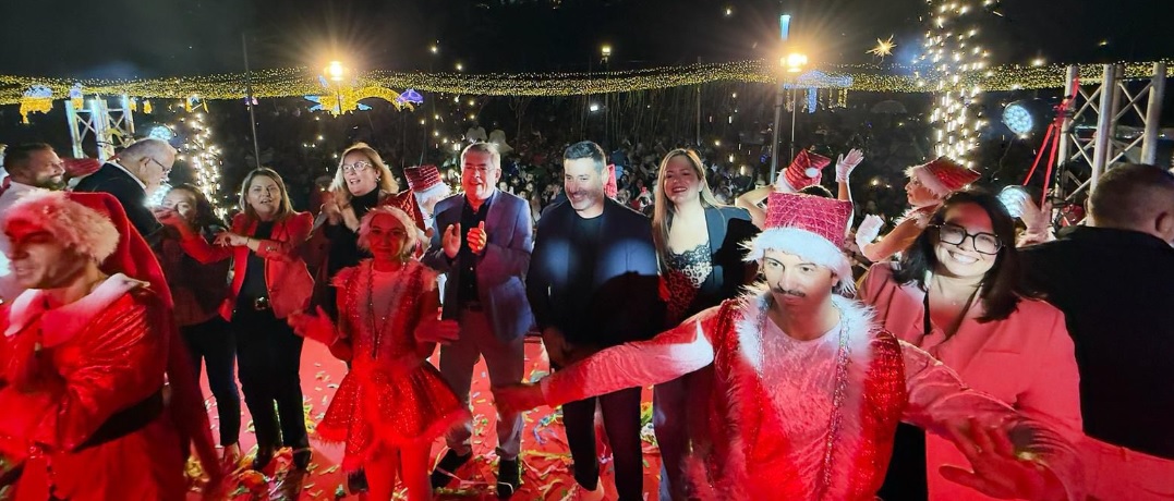 Marco Aurelio y parte de su equipo se arrancan por palmas en el «Parque de la Navidad»…