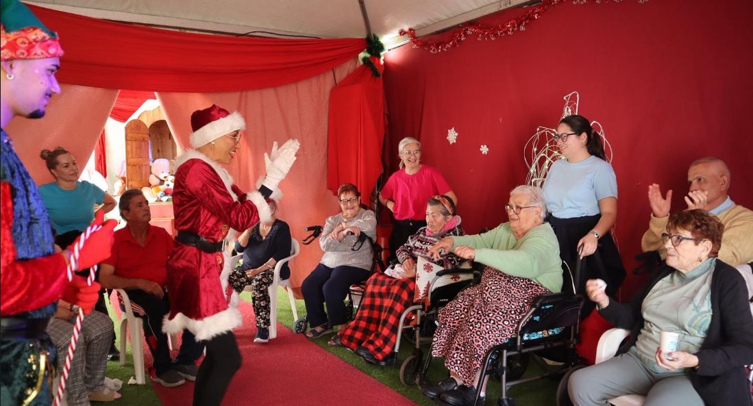 Los mayores se divierten en las «Navidades del Mundo»