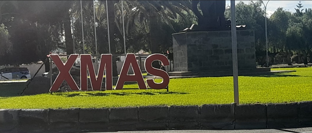 «Xmas», una felicitación navideña en rotondas de Maspalomas