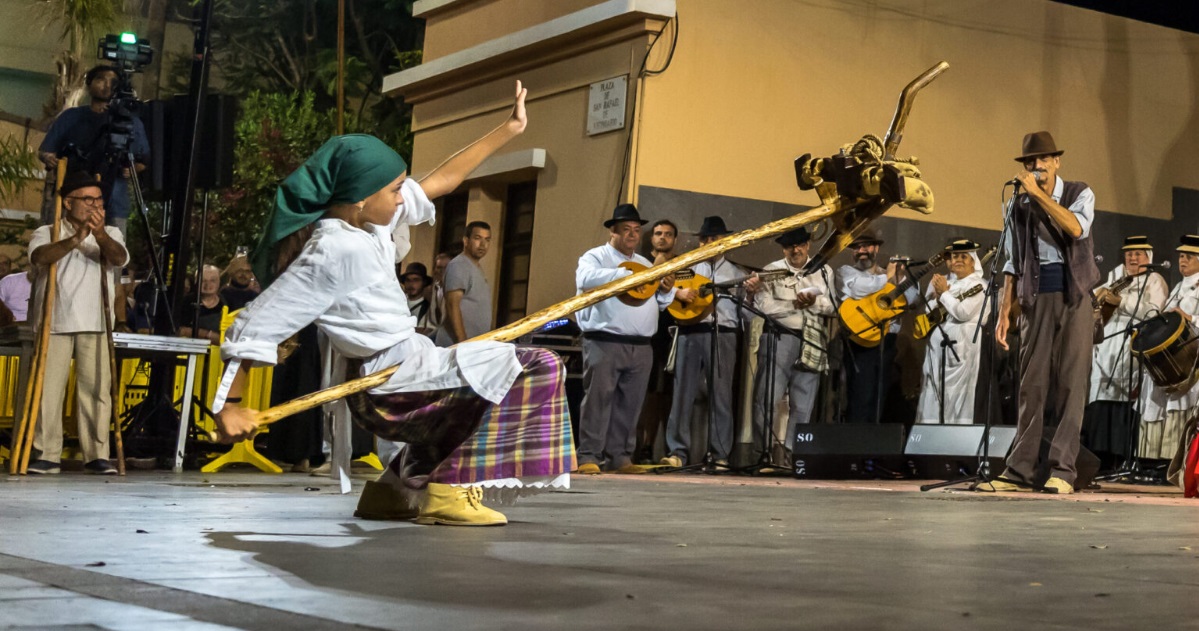 Celebración del Día de Canarias en Santa Lucía de Tirajana con baile de taifas y música popular