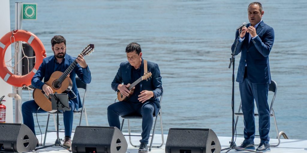 Benito Cabrera y Pedro Manuel Afonso emocionaron al muelle con 'La noche de Arguineguín'.