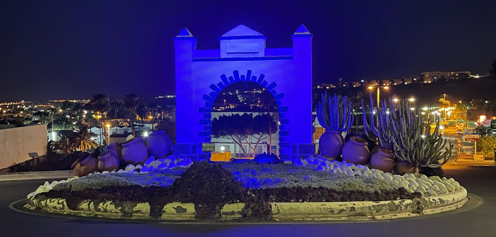 Rotondas iluminadas de azul por el Día Nacional de las Lenguas de Signos Españolas
