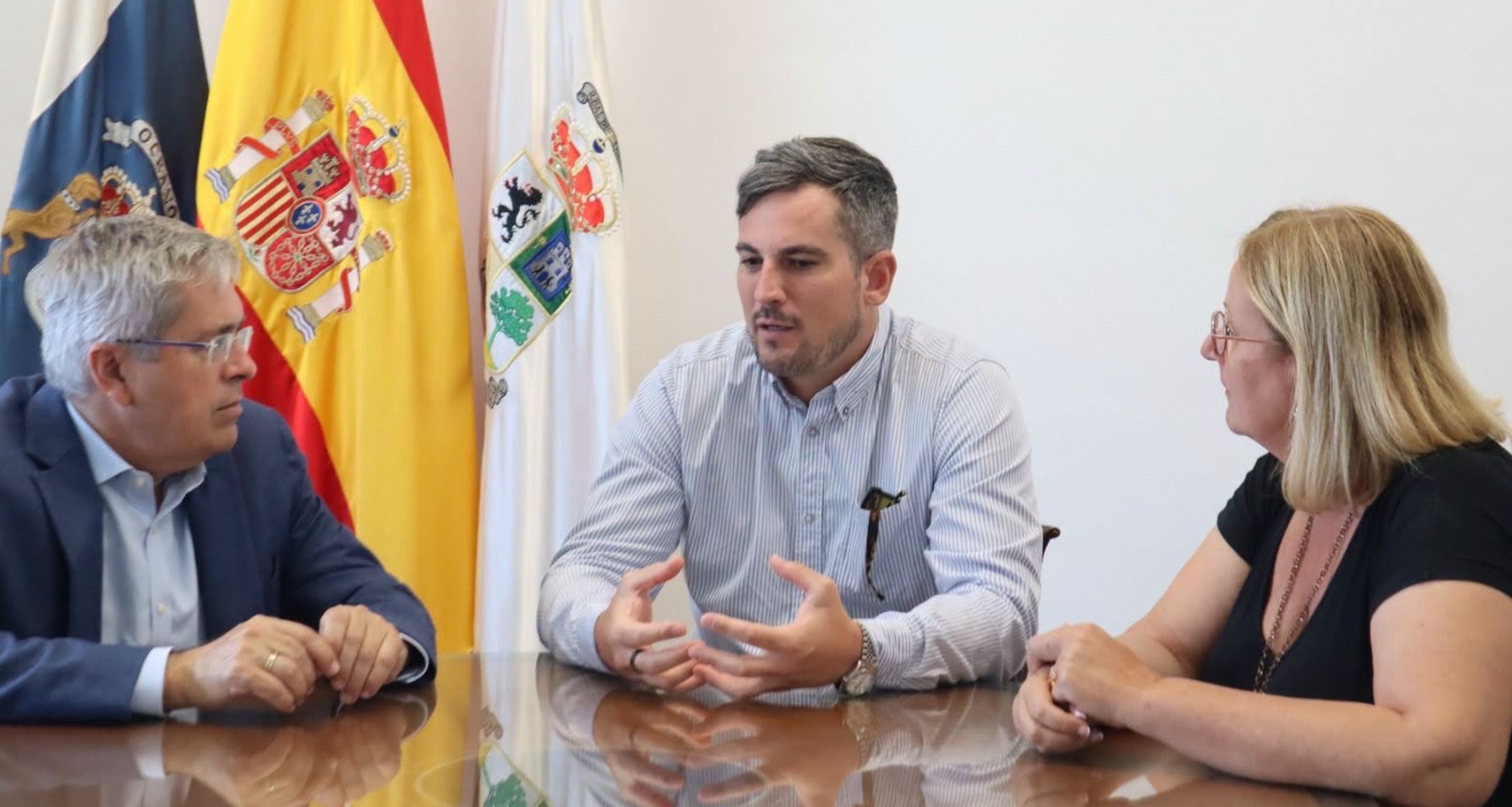 Diego Tornel recibe el reconocimiento del Ayuntamiento tras ser proclamado Mejor Sumiller de España 2026.