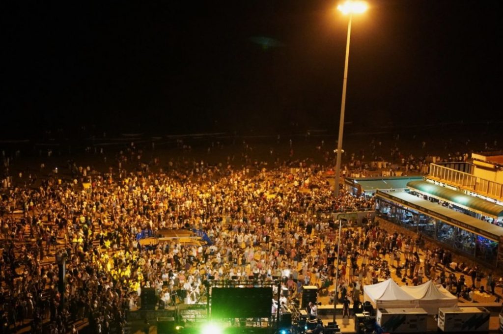 Celebración de la Noche de San Juan en Playa del Inglés con fuegos artificiales