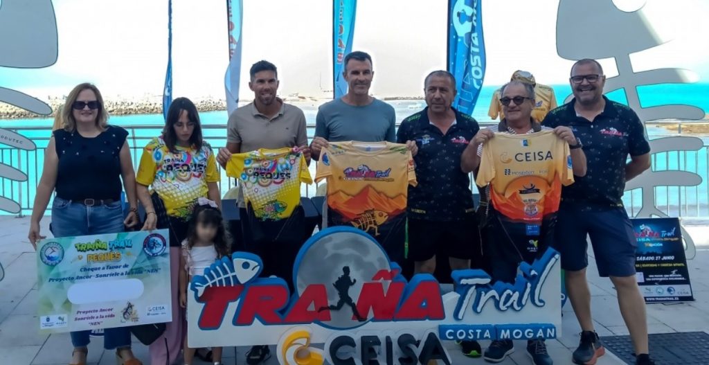 Corredores con frontales iluminados durante la carrera nocturna Traiña Trail en Mogán.