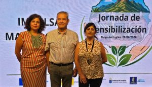 Cristina Ramírez, Sebastián Peñate y Ángeles Ruiz posan para la prensa.