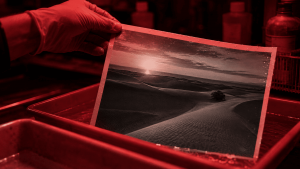 Fotografía de las Dunas de Maspalomas revelándose bajo luz roja