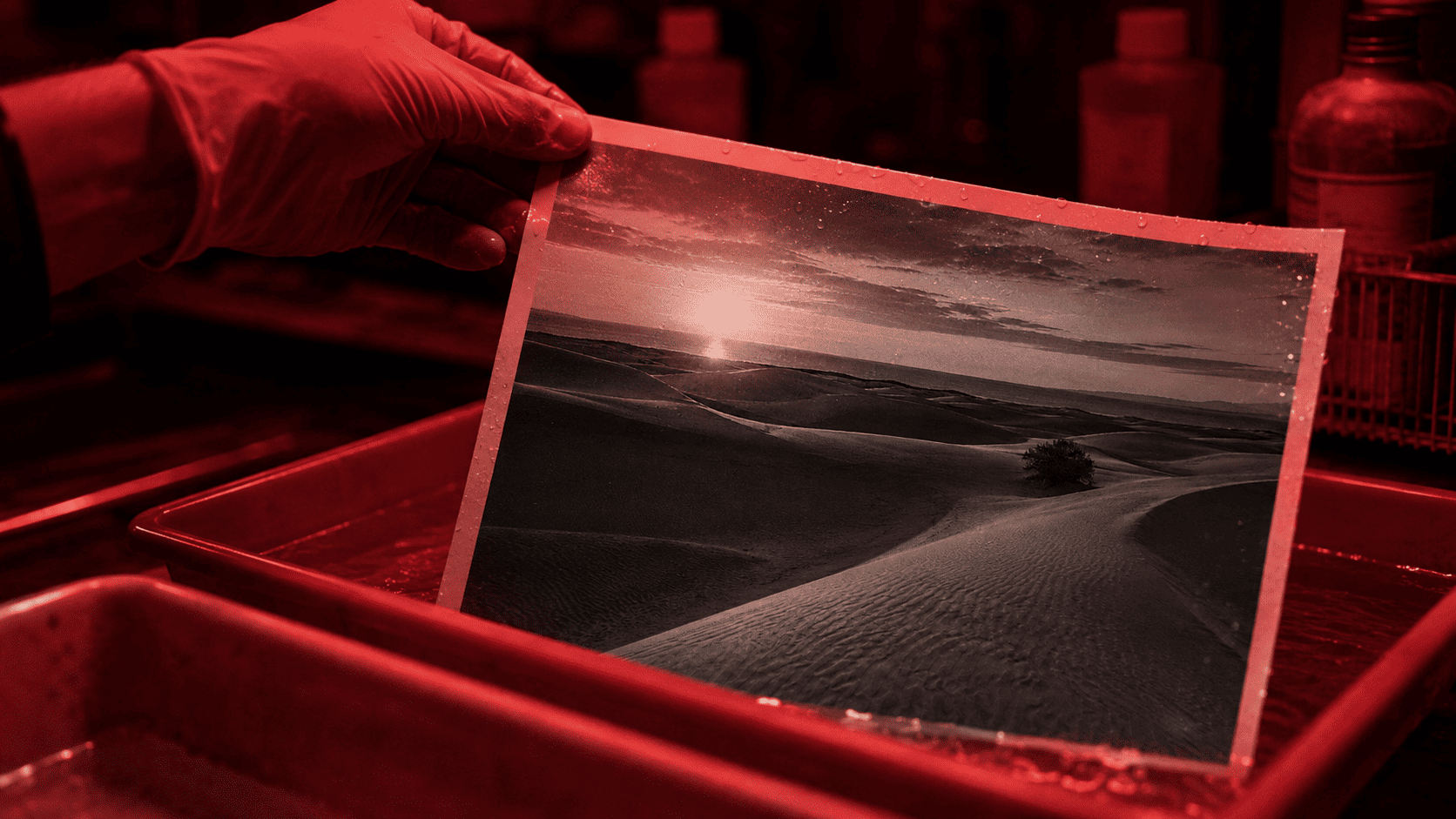 Fotografía de las Dunas de Maspalomas revelándose bajo luz roja