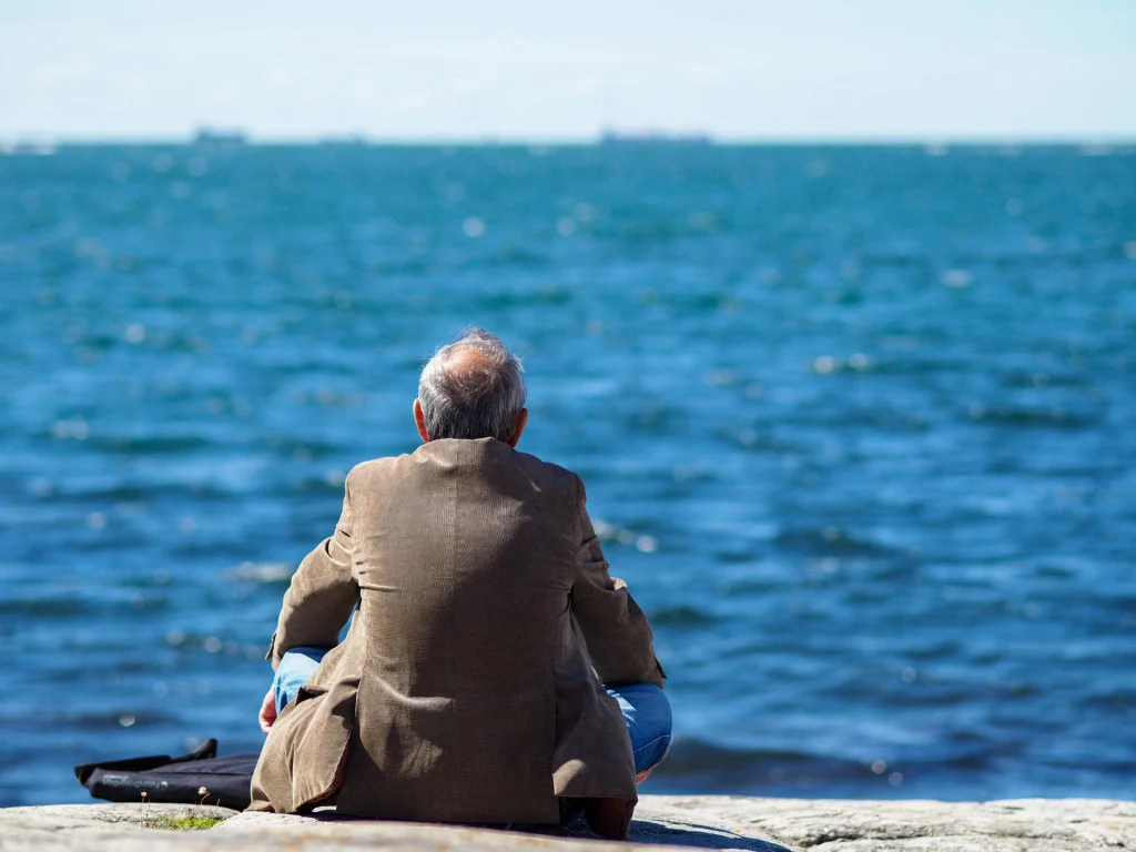 Una persona contempla el Atlántico en silencio tras la jornada vivida en Arguineguín