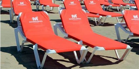 Hamacas y sombrillas en una playa de San Bartolomé de Tirajana